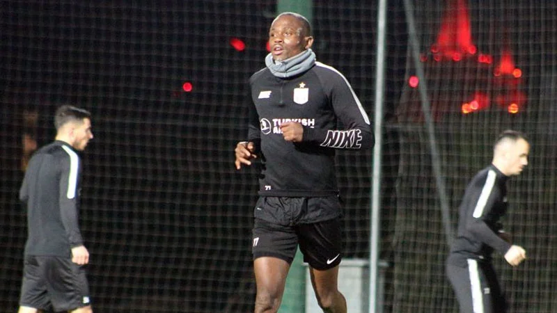 "Neftçi"nin futbolçusu: "Mənə banan təklif etdi, baş qoşmadım" 