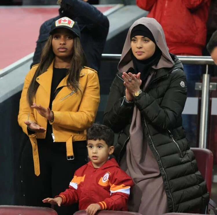 "Qalatasaray"lı ulduzun çadralı xanımı - FOTOLAR 