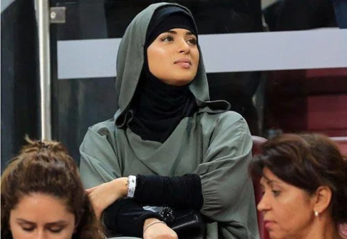 "Qalatasaray"lı ulduzun çadralı xanımı - FOTOLAR 