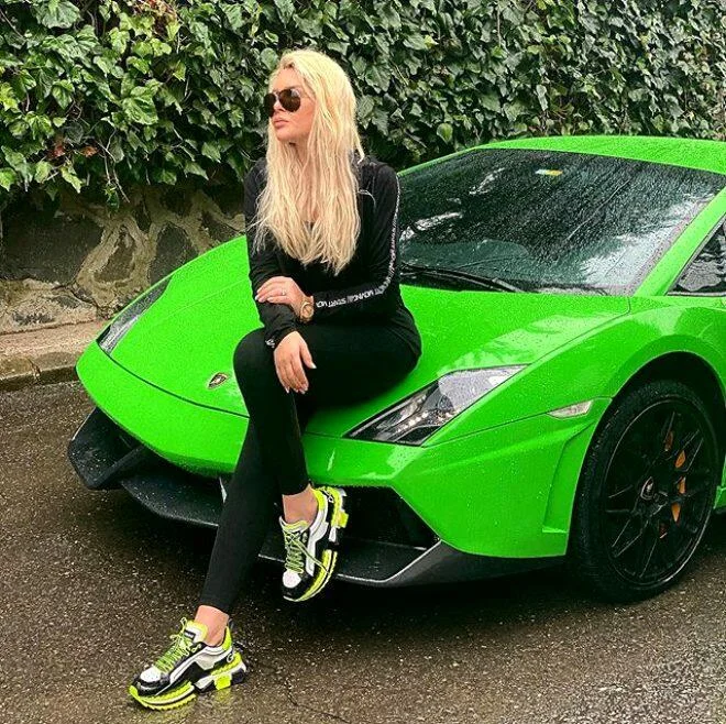 Futbolçunun transseksual həyat yoldaşı aylıq qazancı ilə rekord qırır - FOTOLAR 