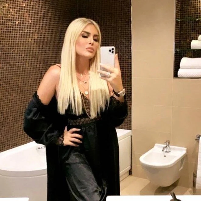Futbolçunun transseksual həyat yoldaşı aylıq qazancı ilə rekord qırır - FOTOLAR 