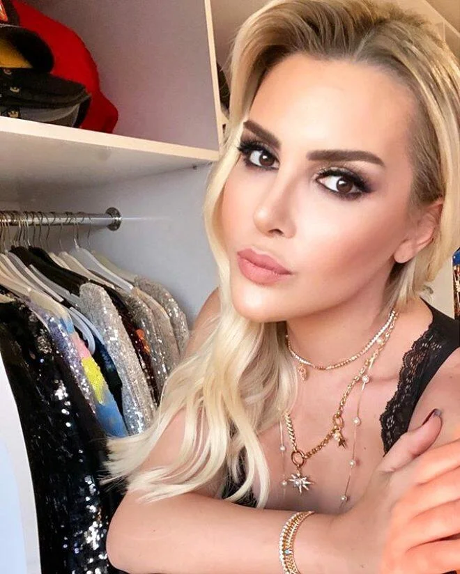 Futbolçunun transseksual həyat yoldaşı aylıq qazancı ilə rekord qırır - FOTOLAR 