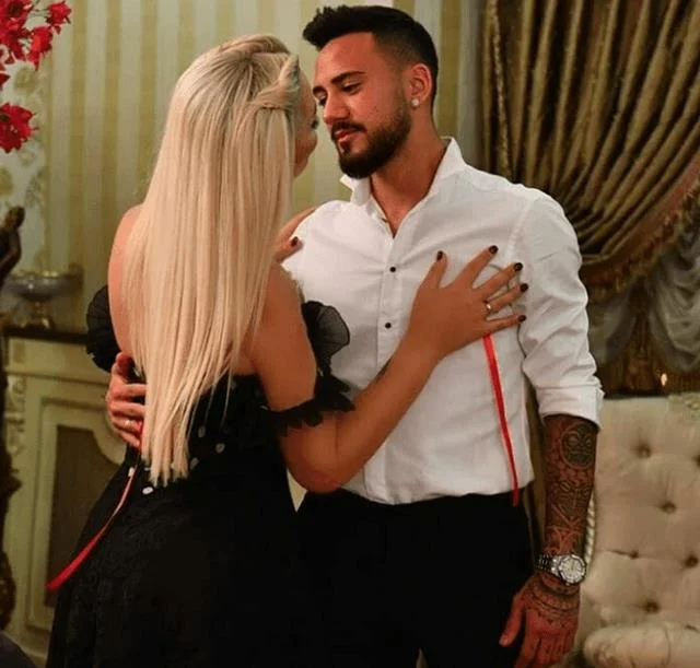 Futbolçunun transseksual həyat yoldaşı aylıq qazancı ilə rekord qırır - FOTOLAR 