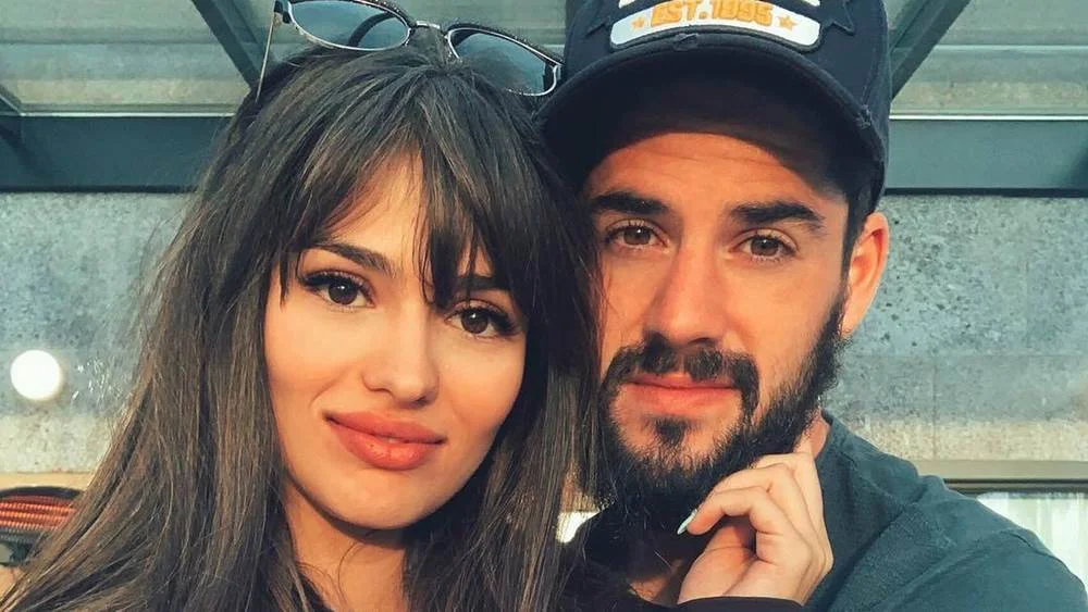 Məşhur futbolçunun sevgilisi canlı yayımda elə etiraflar etdi ki... -  FOTOLAR 