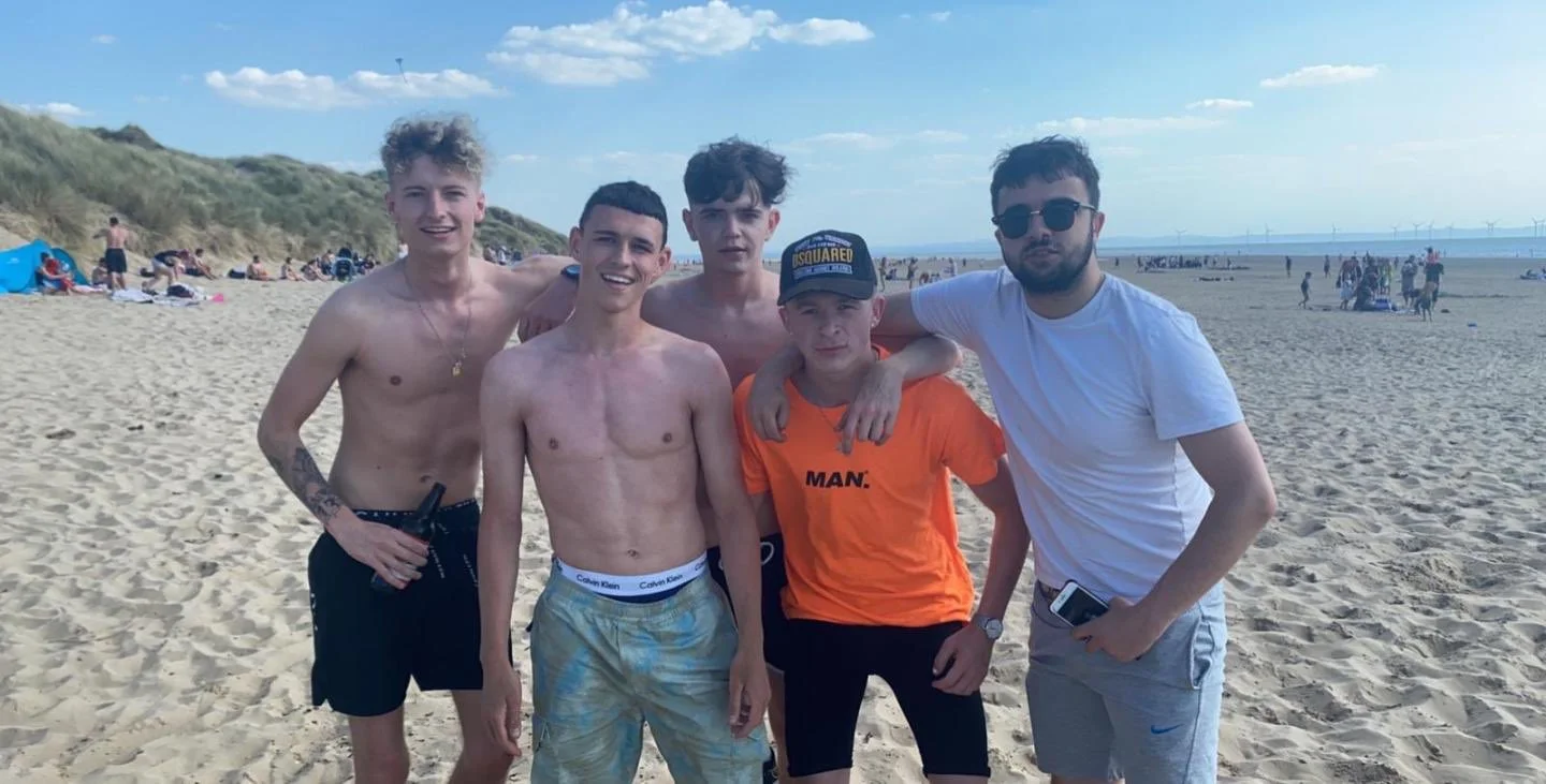 Çimərlikdə futbol oynadı, sosial məsafə qaydalarını pozdu - FOTO 