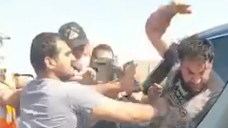 Kamil Zeynallı polisin gözü qarşısında yumruq davasına çıxdı - VİDEO 