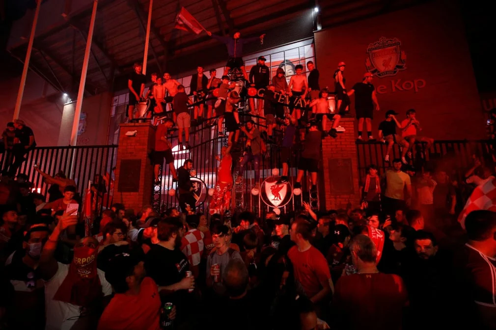 "Liverpul" azarkeşləri çempionluğu belə bayram etdilər - FOTOLAR 