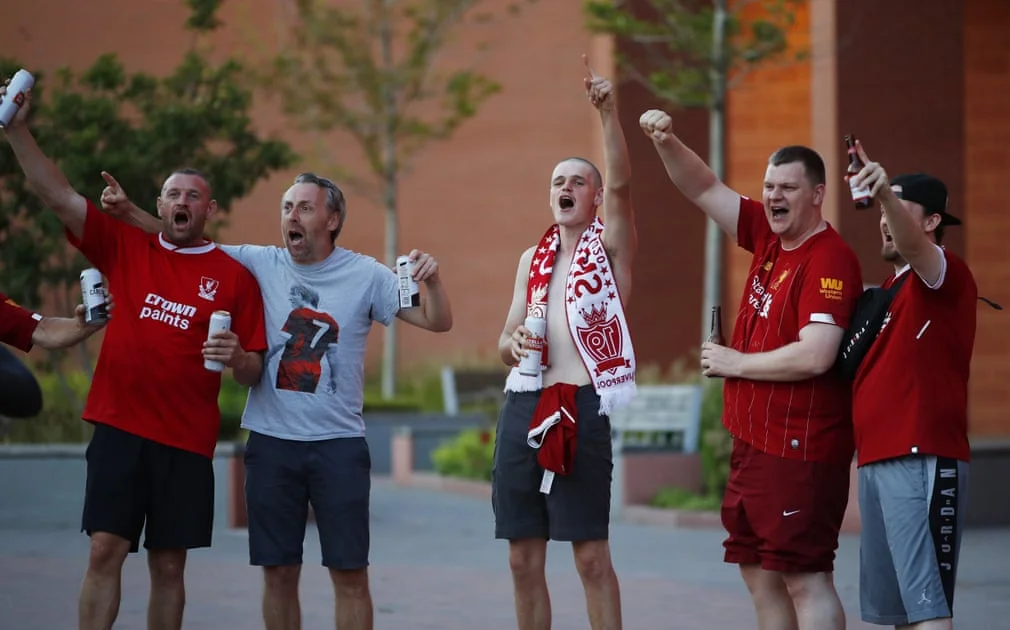 2 тыс. фанатов «Ливерпуля» отпраздновали у «Энфилда» чемпионство (ФОТО) 