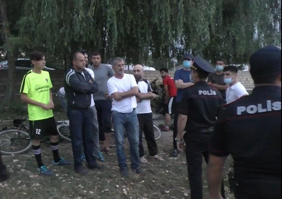 Karantini pozaraq futbol oynayan 25 nəfər saxlanıldı - FOTOLAR 