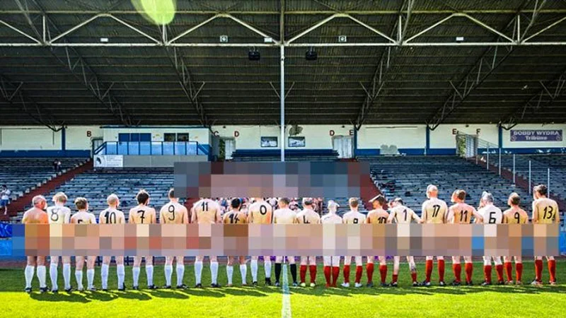 Futbolçular meydana çılpaq çıxdı - ŞOK SƏBƏB 