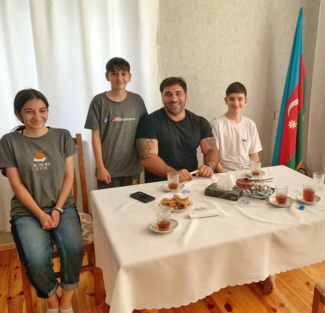 Kamil Zeynallı Polad Həşimovun övladları ilə birgə: Qınayacaqlar ki, niyə gülürsünüz? - FOTO 