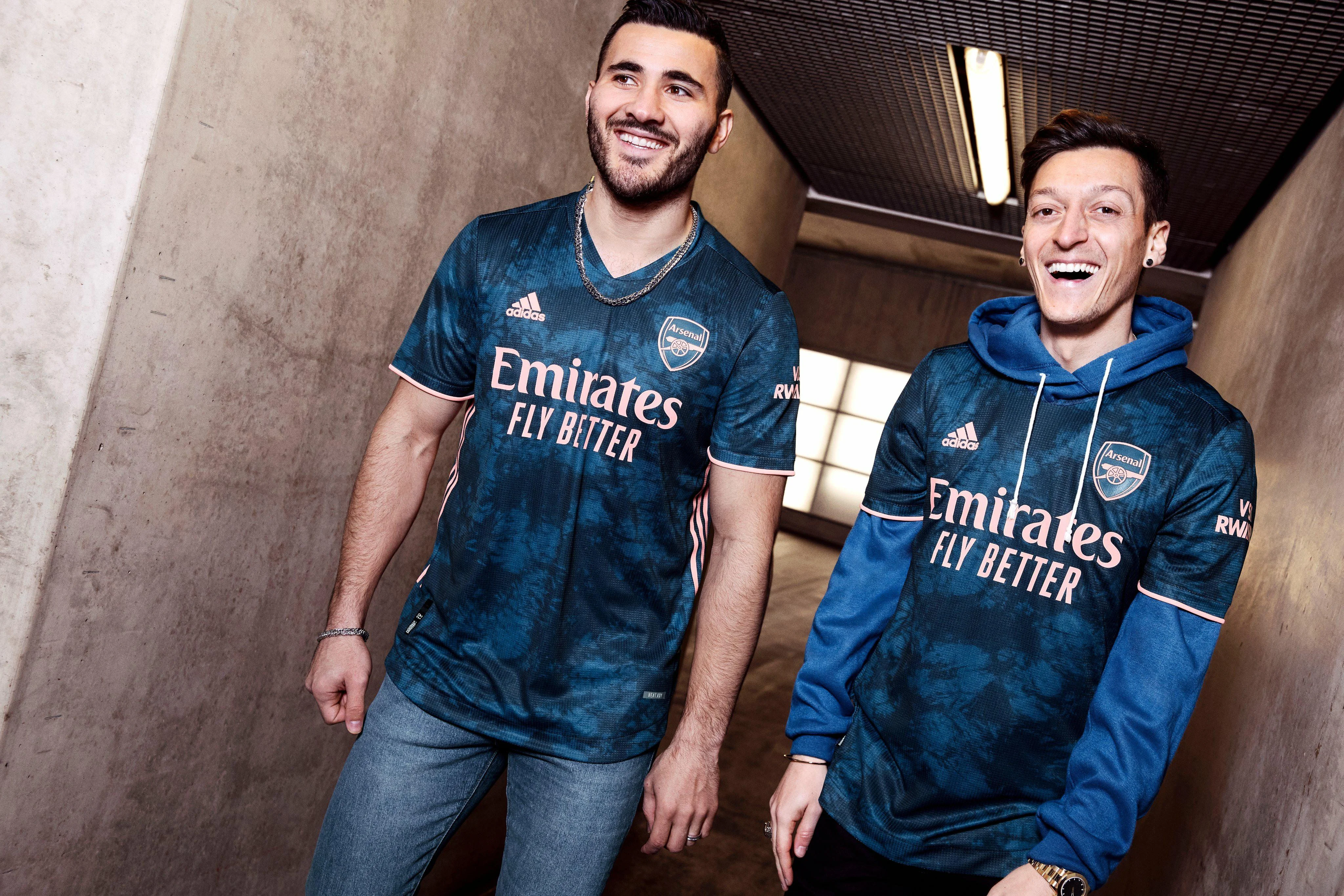 Mesut Özil "Arsenal"ın formasını təqdim etdi 