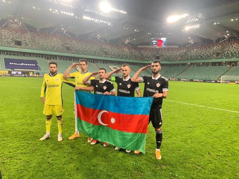 "Qarabağ" Polşa zəfərini əsgər salamı ilə qeyd etdi - FOTO/VİDEO 