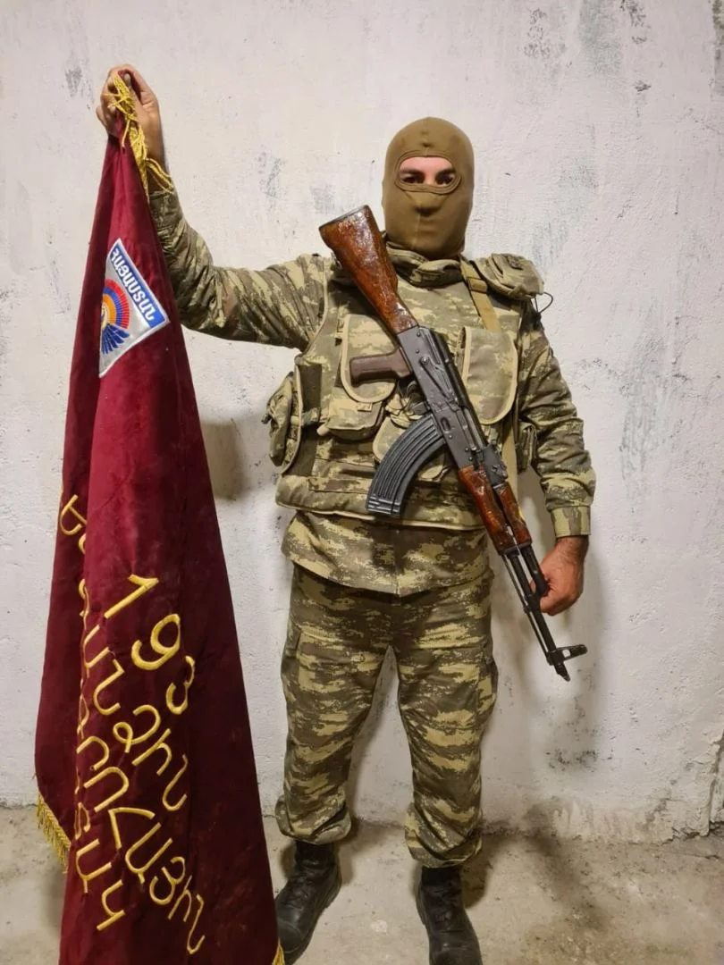 Ermənilərin ələ keçirilən döyüş bayrağı - FOTOLAR 