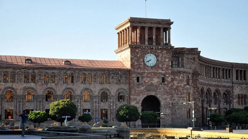 Ermənistan yenidən ağ bayraqla atəşkəs istədi 