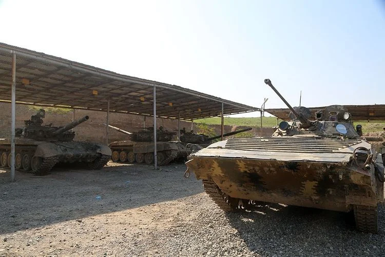 Düşmənin döyüş meydanında atıb-qaçdığı növbəti hərbi texnikalar - FOTO/VİDEO 