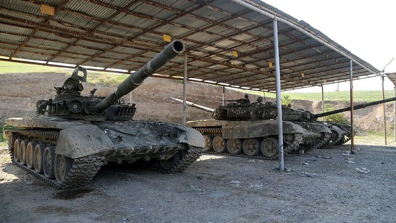 Düşmənin döyüş meydanında atıb-qaçdığı növbəti hərbi texnikalar - FOTO/VİDEO 