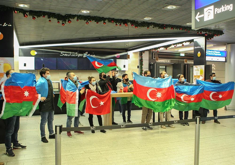 Milli komandamız Lüksemburqda belə qarşılandı - FOTOLAR 
