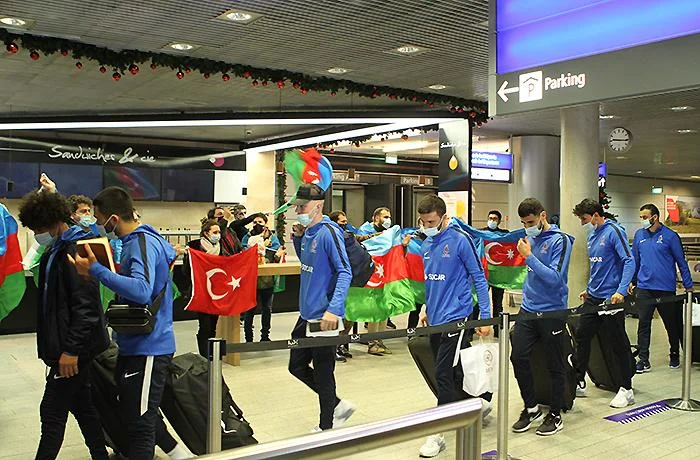 Milli komandamız Lüksemburqda belə qarşılandı - FOTOLAR 