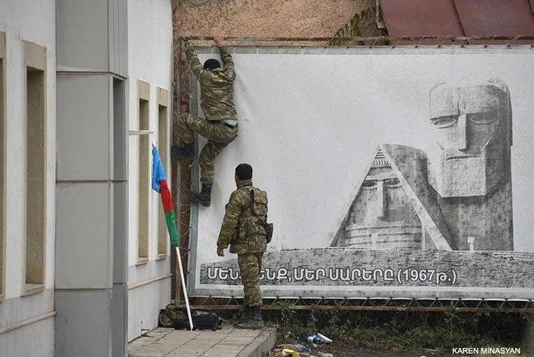 Azərbaycan hərbçiləri Laçın şəhərini bayraqla bəzədi - FOTOLAR 