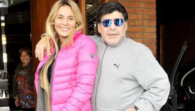 Maradona ilə bağlı qorxunc iddia: Döyüb, nərdivandan aşağı atıb 