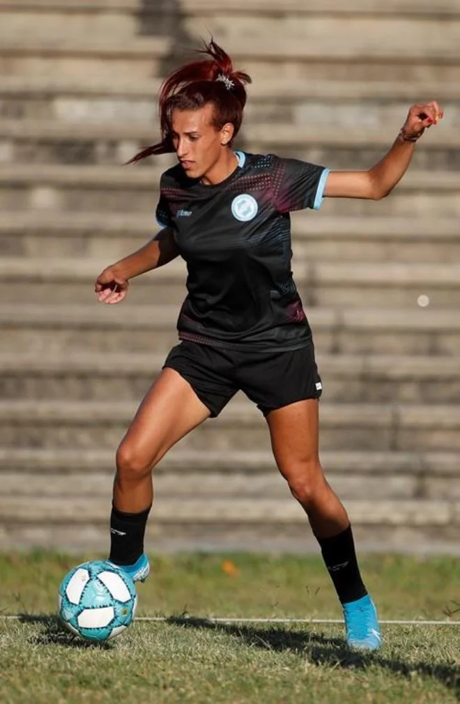 Futbol tarixində ilk: Transseksual futbolçu meydana çıxdı - FOTOLAR 