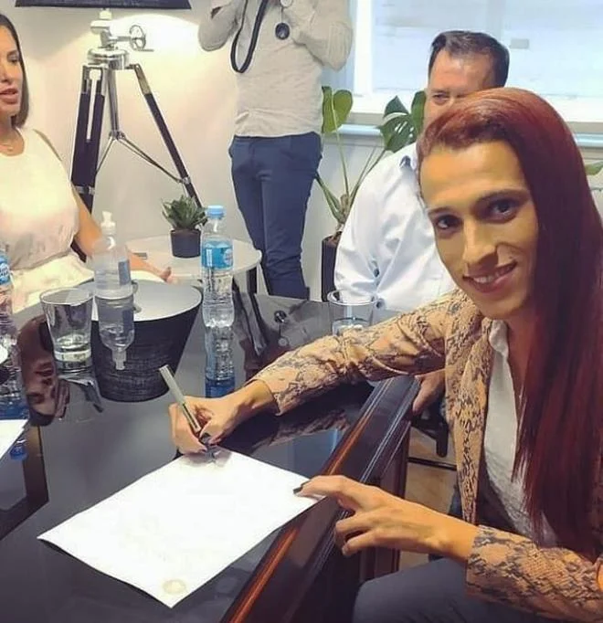 Futbol tarixində ilk: Transseksual futbolçu meydana çıxdı - FOTOLAR 