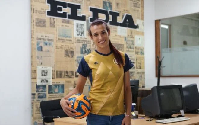 Futbol tarixində ilk: Transseksual futbolçu meydana çıxdı - FOTOLAR 