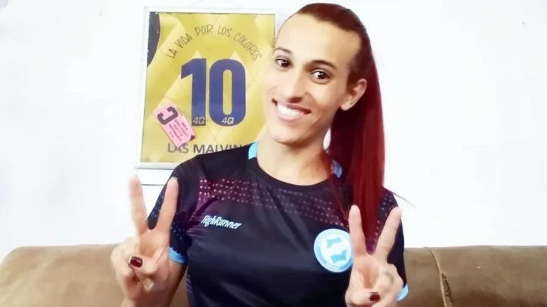 Futbol tarixində ilk: Transseksual futbolçu meydana çıxdı - FOTOLAR 