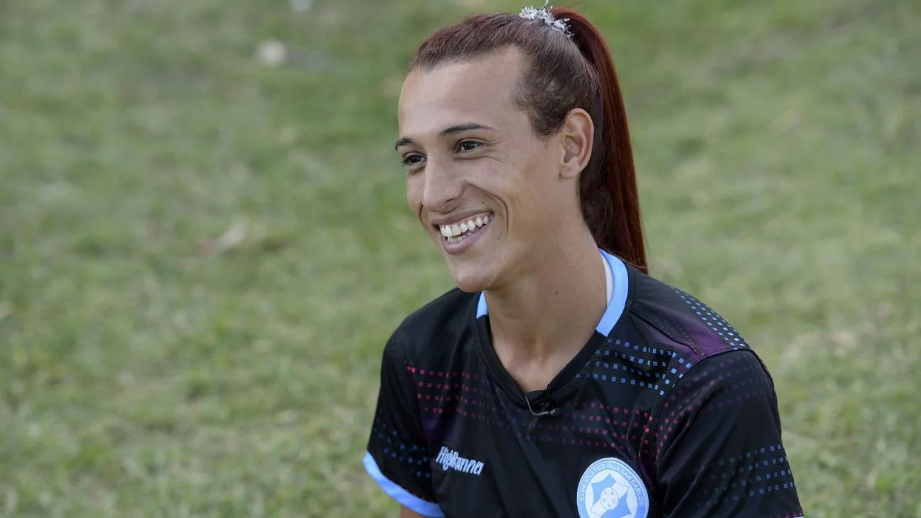 Futbol tarixində ilk: Transseksual futbolçu meydana çıxdı - FOTOLAR 