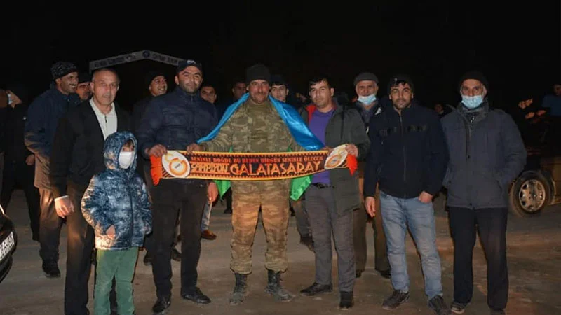 “Qalatasaray” azarkeşi zabitimiz doğma kəndində belə qarşılandı - FOTOLAR 
