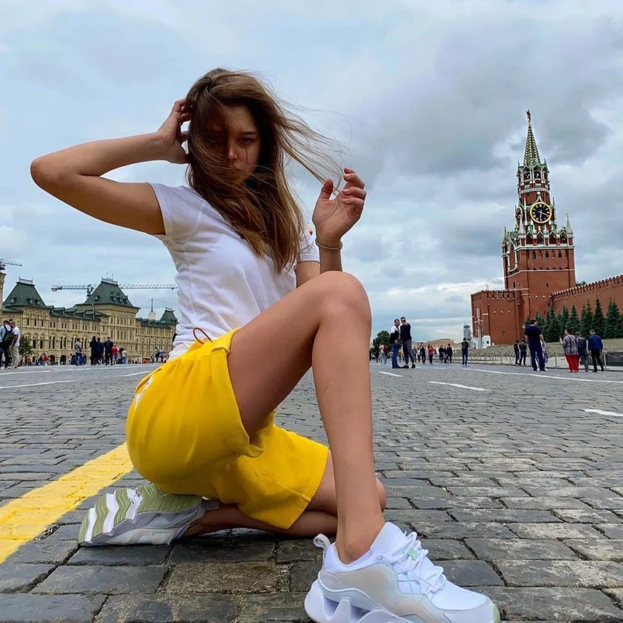 Rus gözəli "Instagram"ı "partlatmağa" davam edir - FOTOLAR 