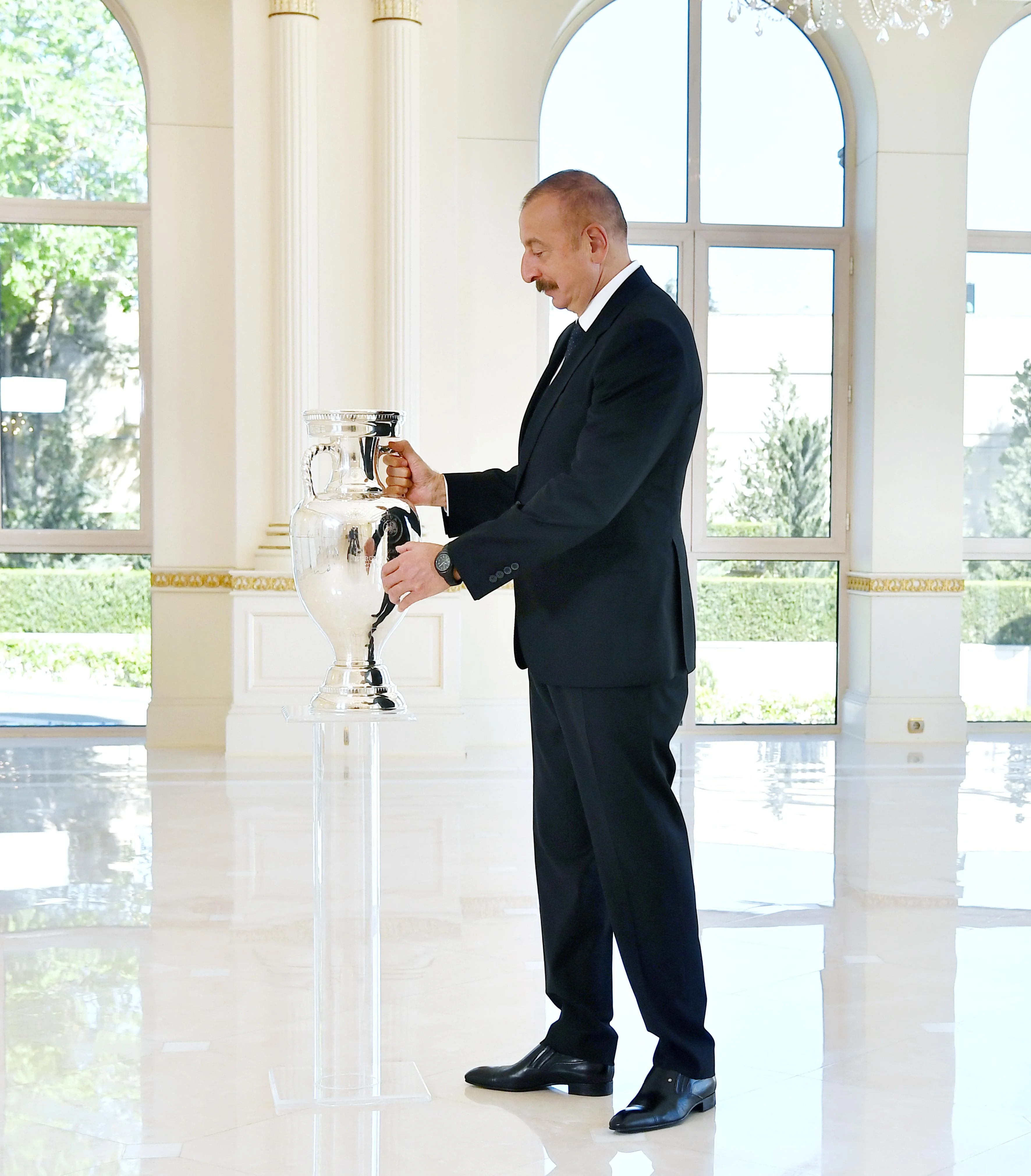 AVRO-2020-nin kuboku İlham Əliyevə təqdim olundu - FOTOLAR 