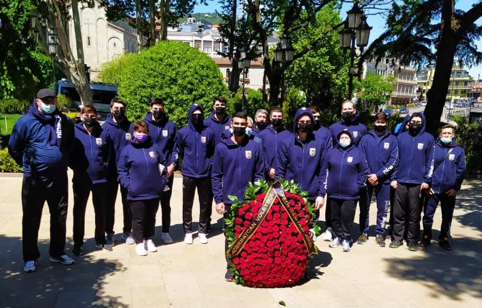 Millimizin üzvləri Tbilisidə ulu öndər Heydər Əliyevin büstünü ziyarət edib - FOTOLAR 