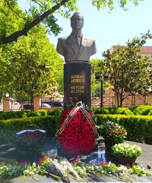 Millimizin üzvləri Tbilisidə ulu öndər Heydər Əliyevin büstünü ziyarət edib - FOTOLAR 