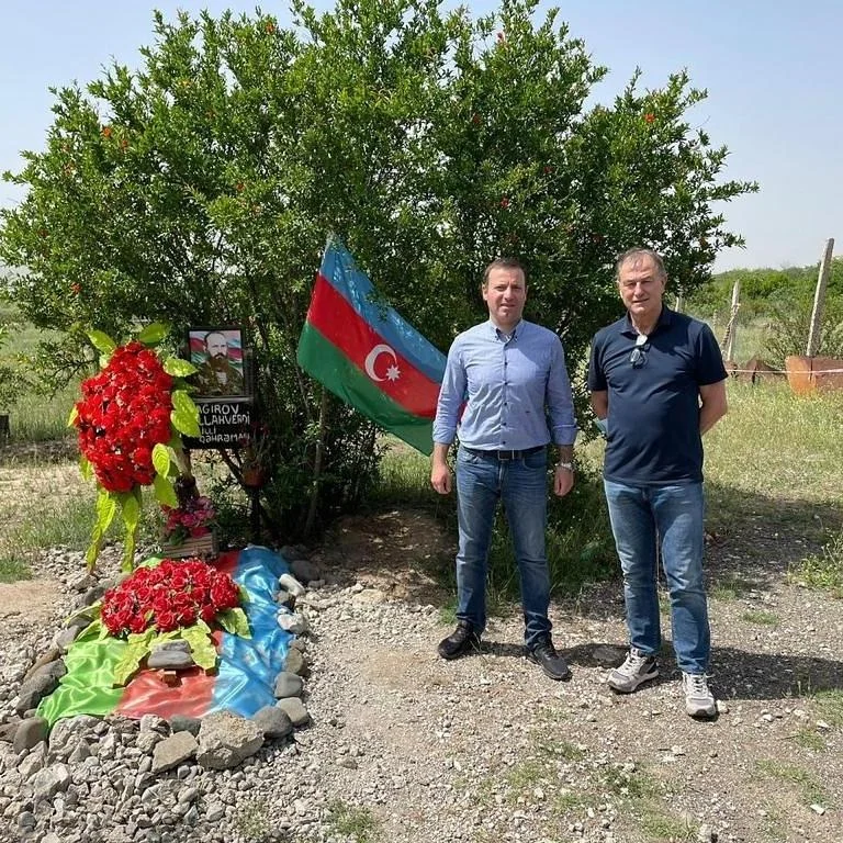 De Byazi Allahverdi Bağırovun məzarını ziyarət etdi - FOTOLAR 