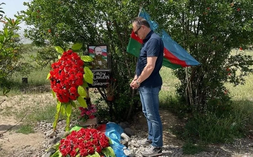 De Byazi Allahverdi Bağırovun məzarını ziyarət etdi - FOTOLAR 