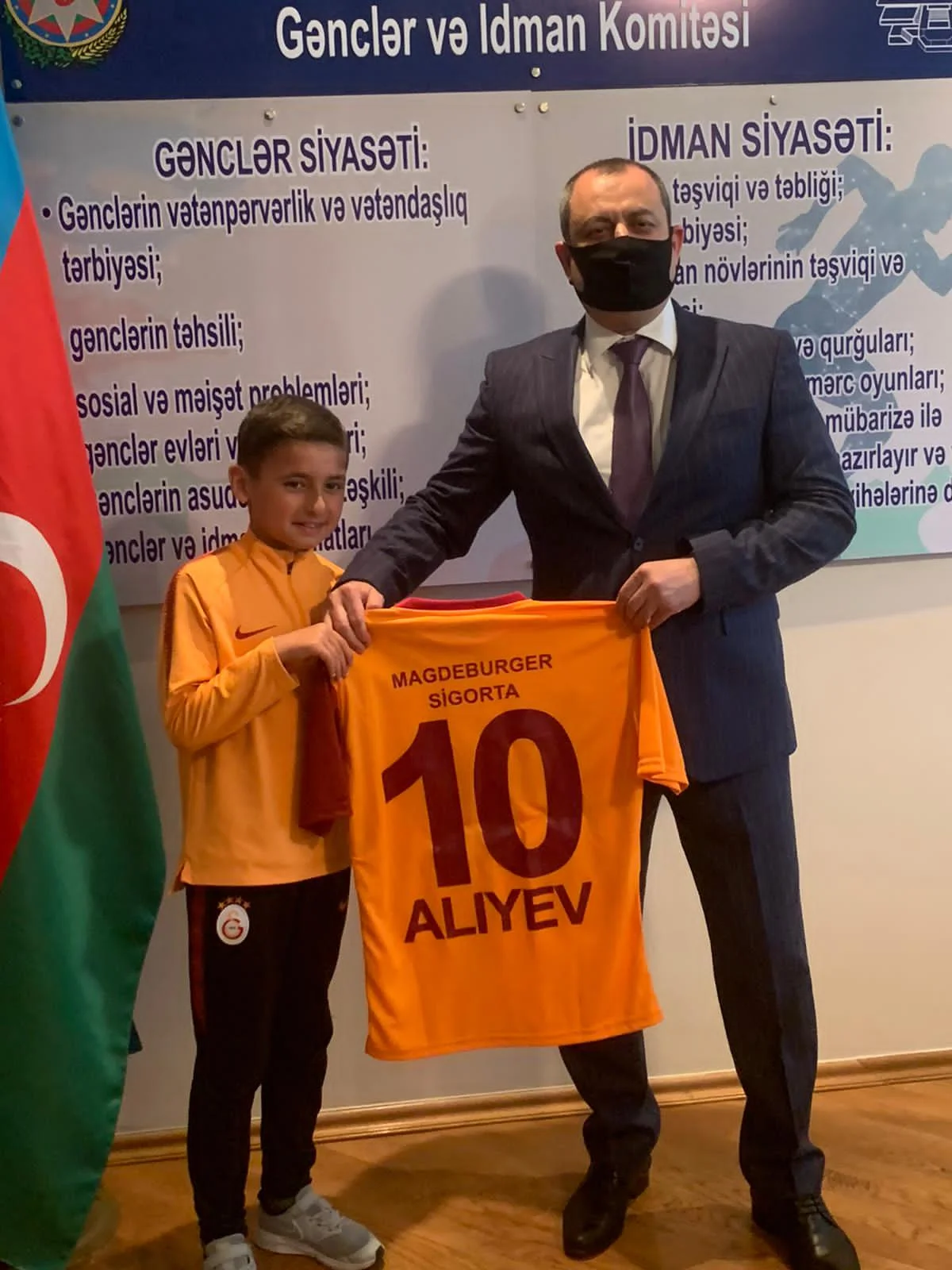 Adil Əliyev "Qalatasaray"da oynayan həmyerlimizi mükafatlandırdı - FOTOLAR 