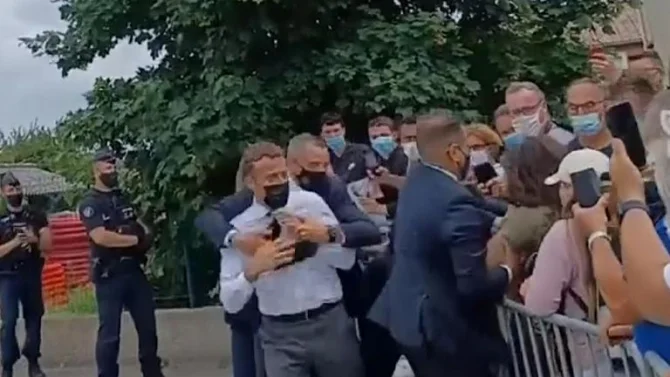 Fransa prezidentinə sillə vuran şəxs görün kim imiş - FOTO/VİDEO 