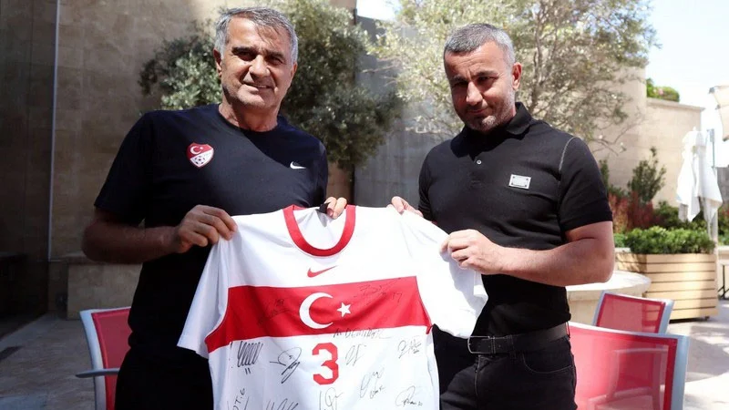 Şenol Güneş Qurban Qurbanova forma hədiyyə etdi - FOTOLAR 