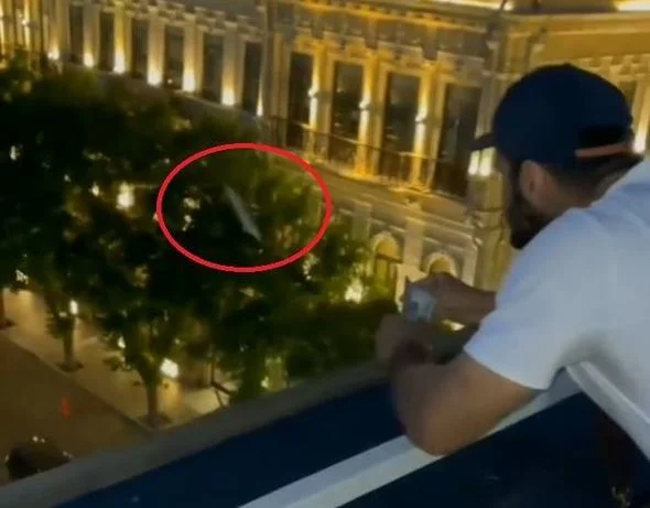Millimizin üzvündən növbəti “pul şousu”: Bu dəfə dollarla özünü yellədi - VİDEO 
