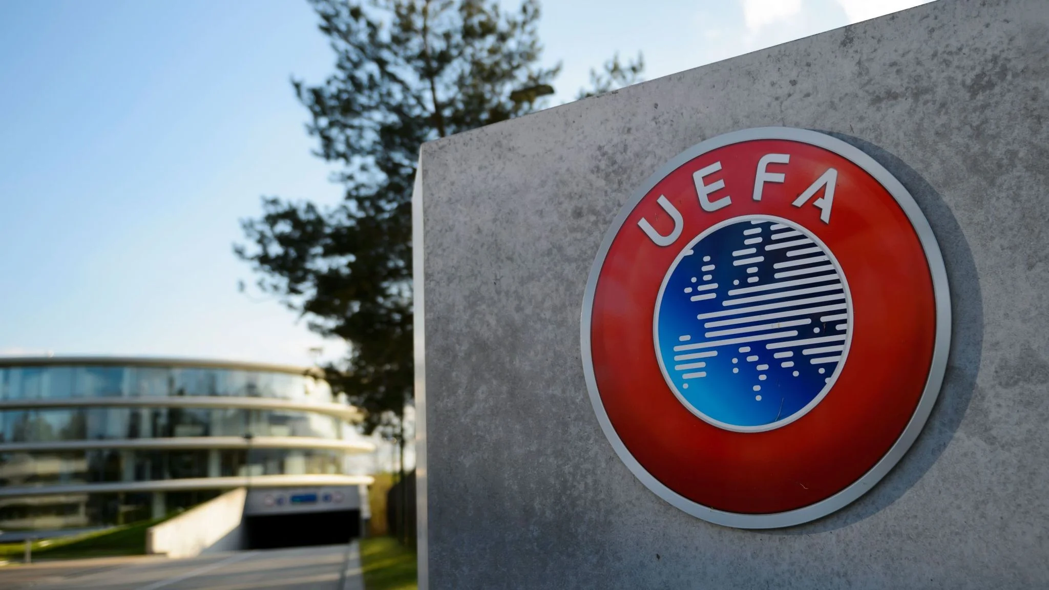 UEFA-dan ingilis azarkeşlərə qarşı sərt qərar 