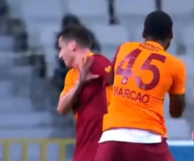 "Qalatasaray"da şok: İki futbolçu oyun zamanı əlbəyaxa oldu - FOTO/VİDEO 