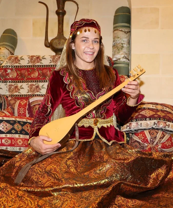 Mariya Stadnik milli geyimlərdə - FOTOLAR 