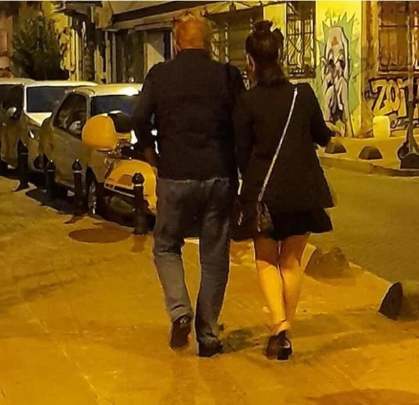 72 yaşlı məşhur gənc sevgilisi ilə əl-ələ görüntüləndi - FOTOLAR 