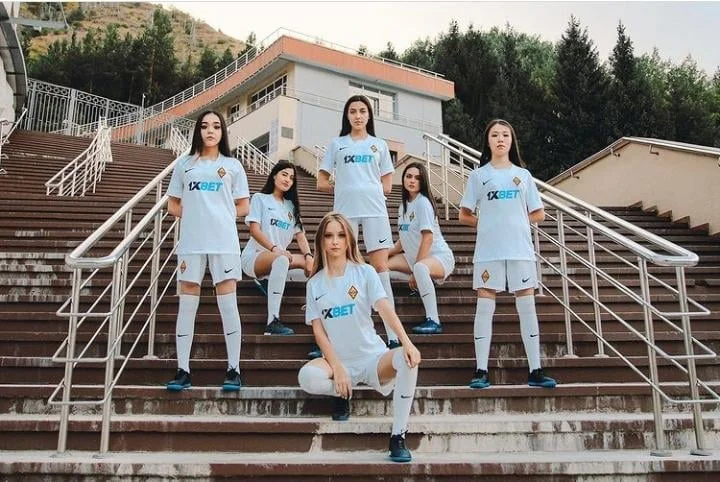 "Qarabağ"ın rəqibi yeni formasını model qızlarla təqdim etdi - FOTO 