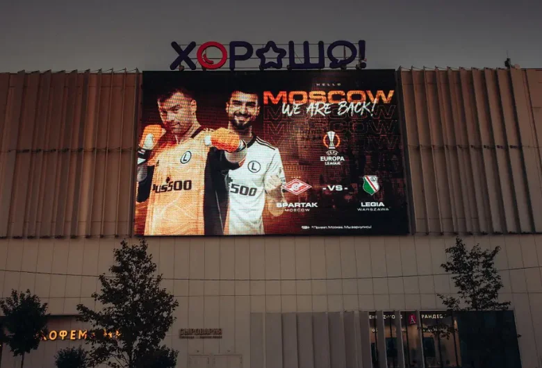 Mahir Emrelinin fotosu reklam lövhələrində - Moskvada 
