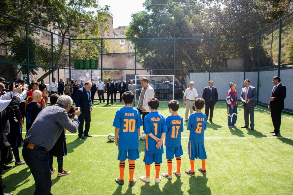 Daha bir futbol meydançası istifadəyə verildi 