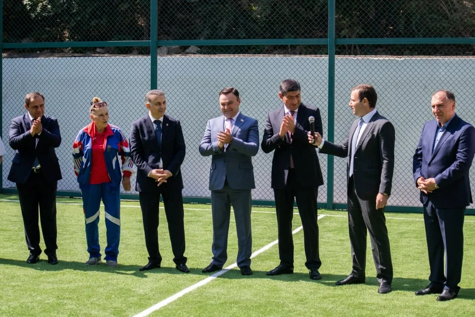 Daha bir futbol meydançası istifadəyə verildi 