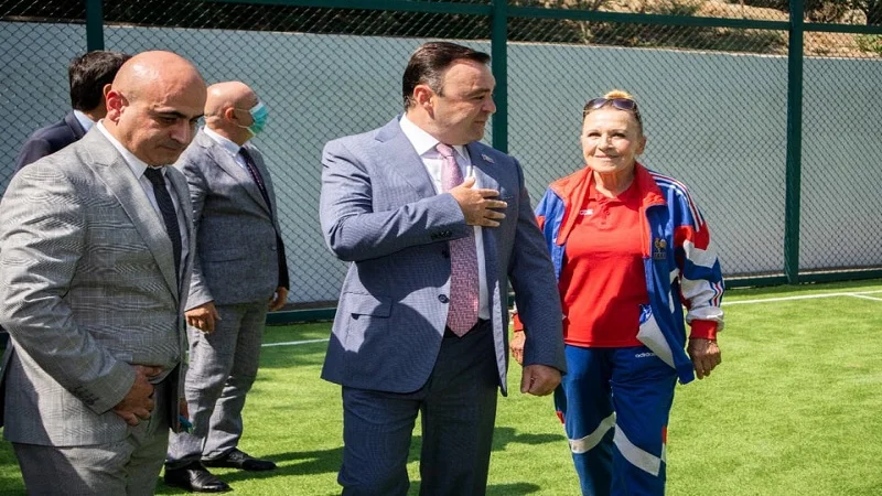 Daha bir futbol meydançası istifadəyə verildi 